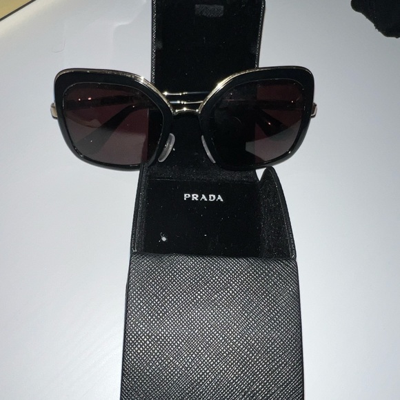 Prada sunglasses in good condition !! - Picture 1 of 4